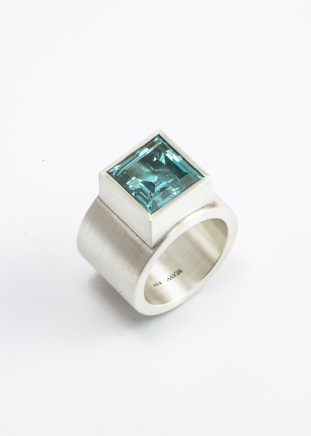 Bandring mit synthetischem Aquamarin