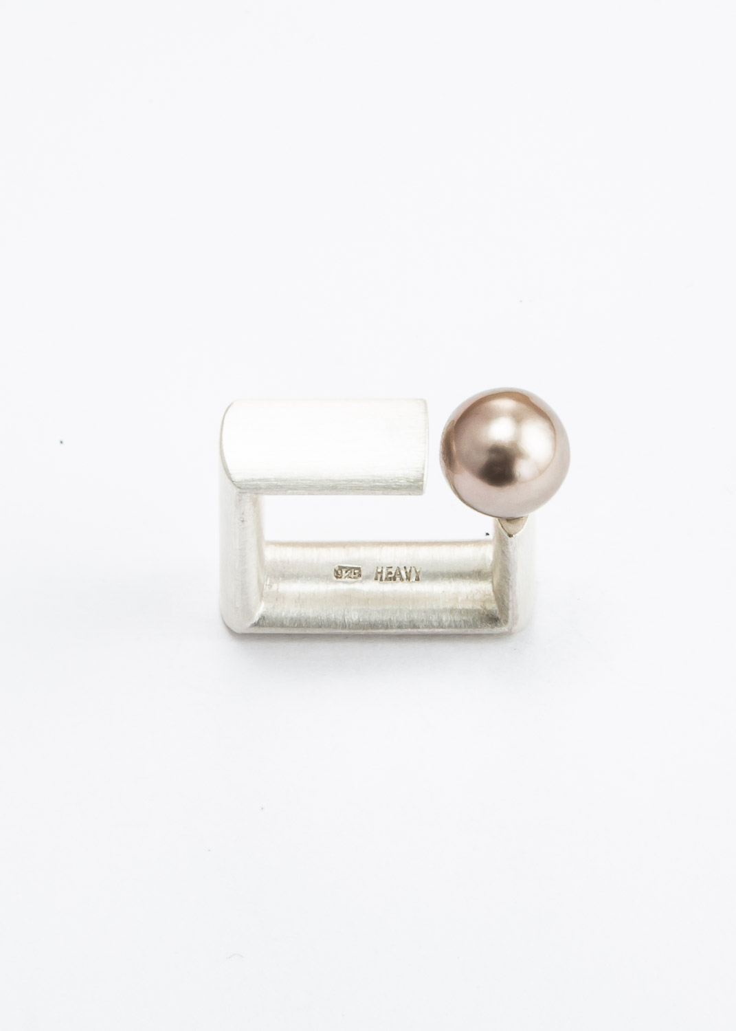 Quadratischer Ring mit grauer Perle
