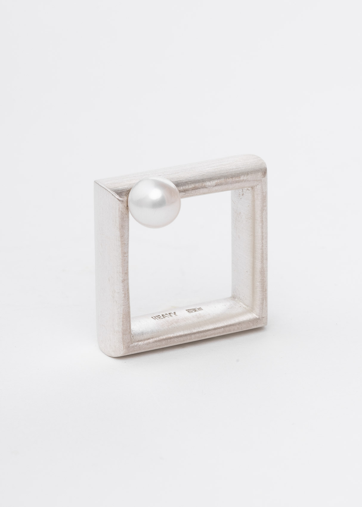 Quadratischer Ring mit Perle