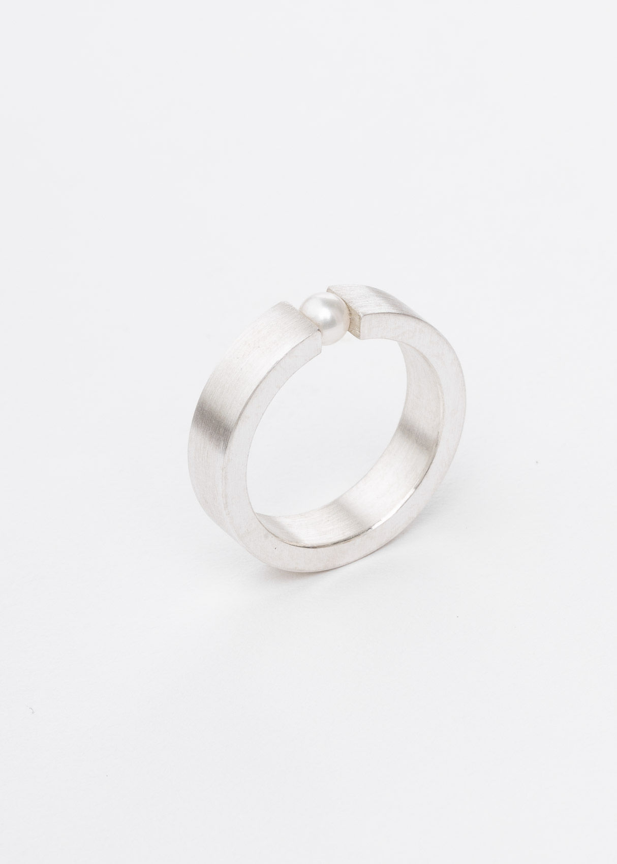 Schmaler Spannring mit Perle
